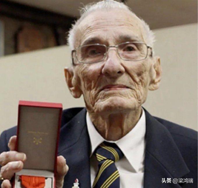 照片中的老人是英国著名的先驱免疫学家与过敏学专家——威廉·弗兰克兰博士（Dr. 