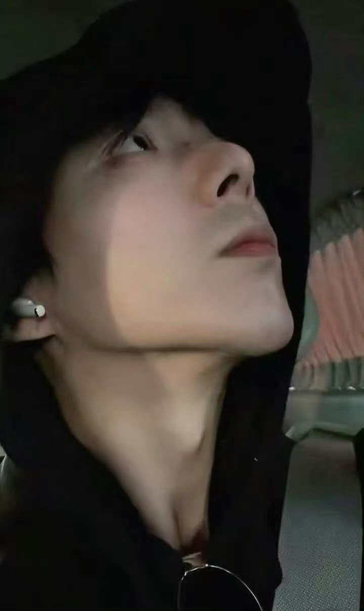 想见你 每个朝夕想见你 每个表情想穿越 每个平行在未来 和过去 紧紧相依刘宇宁直