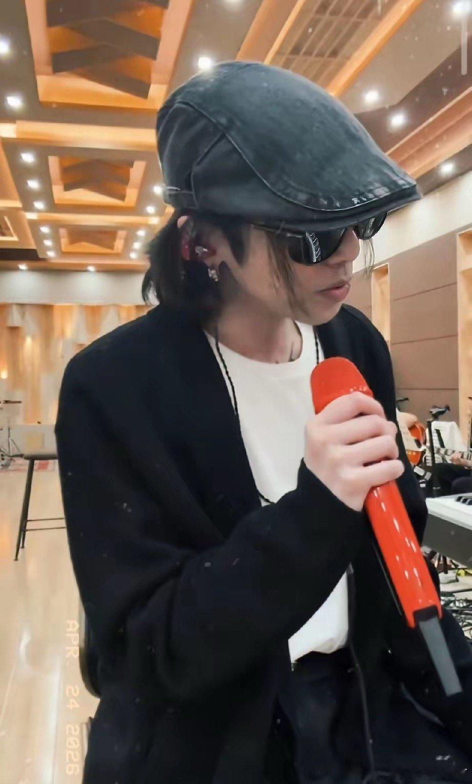 华晨宇，哭了！这下损失可太大了！华晨宇在云南抚仙湖重金拿下三块地皮，打算十几亿打