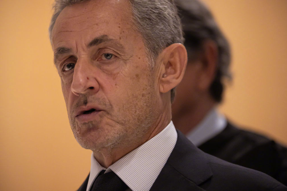 #法国前总统萨科齐坐牢配保镖#【法国前总统萨科齐坐牢配“保镖”　狱管人员：闻所未