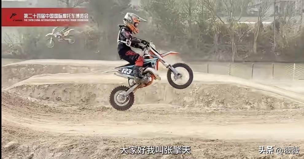 张雪的儿子竟然也这么猛！果然虎父无犬子！
张雪机车夺冠后儿子张擎天也进入众人视野