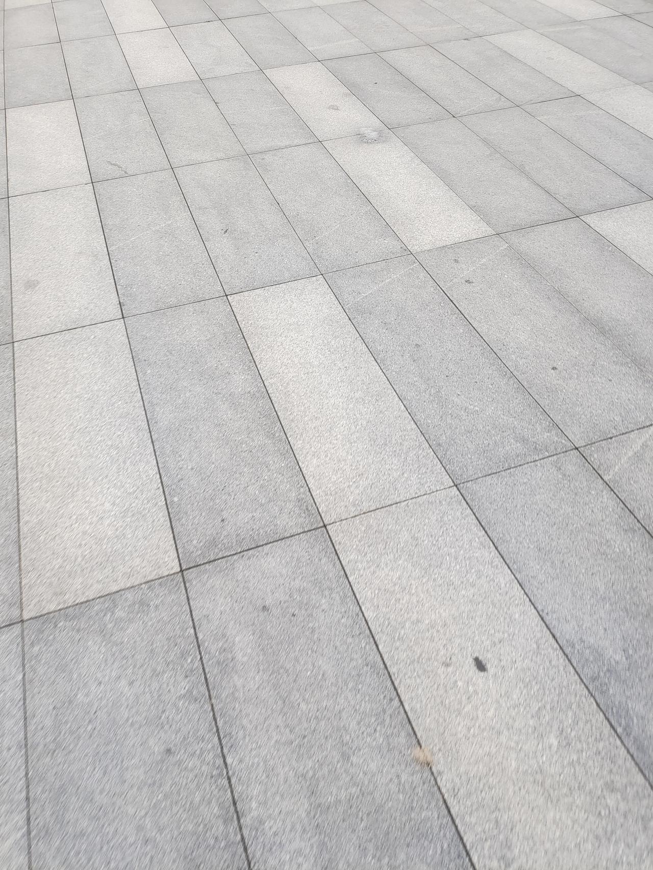 他就好像是我的同班同学，是个风云人物，优秀，仗义。你知道他，但是好久不见，然后听