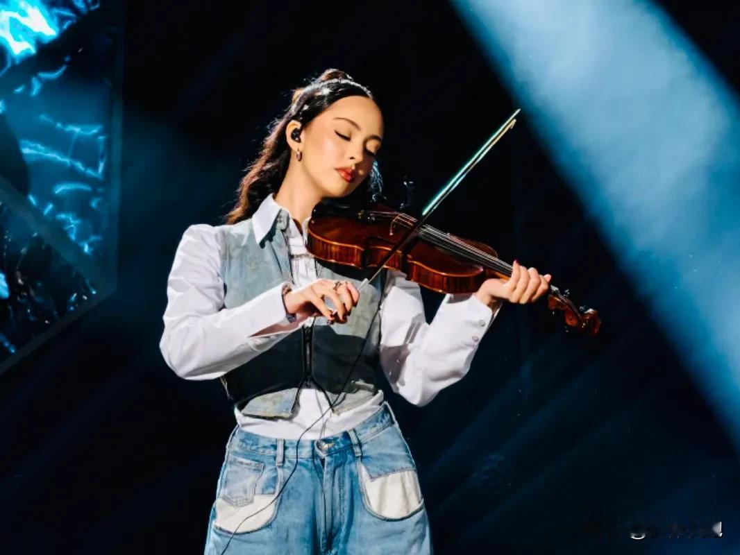 听完湖南芒果卫视第六期《歌手》的感受：

《This Love》香缇莫：终于不只