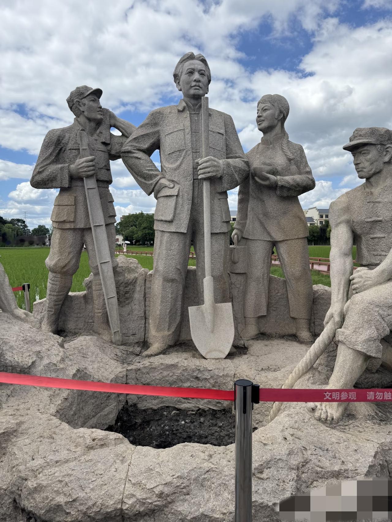 吃水不忘挖井人,幸福应该感谢谁?吃水不忘挖井人，我们的幸福，早刻在前辈的脚印里！