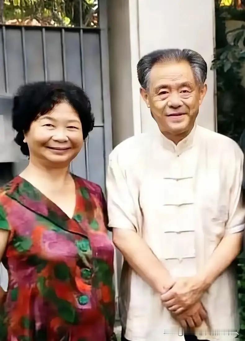 徐湖平这回算是被扒了个底朝天。据说他的岳父姚远来头不小，曾任江苏省政府秘书长，1