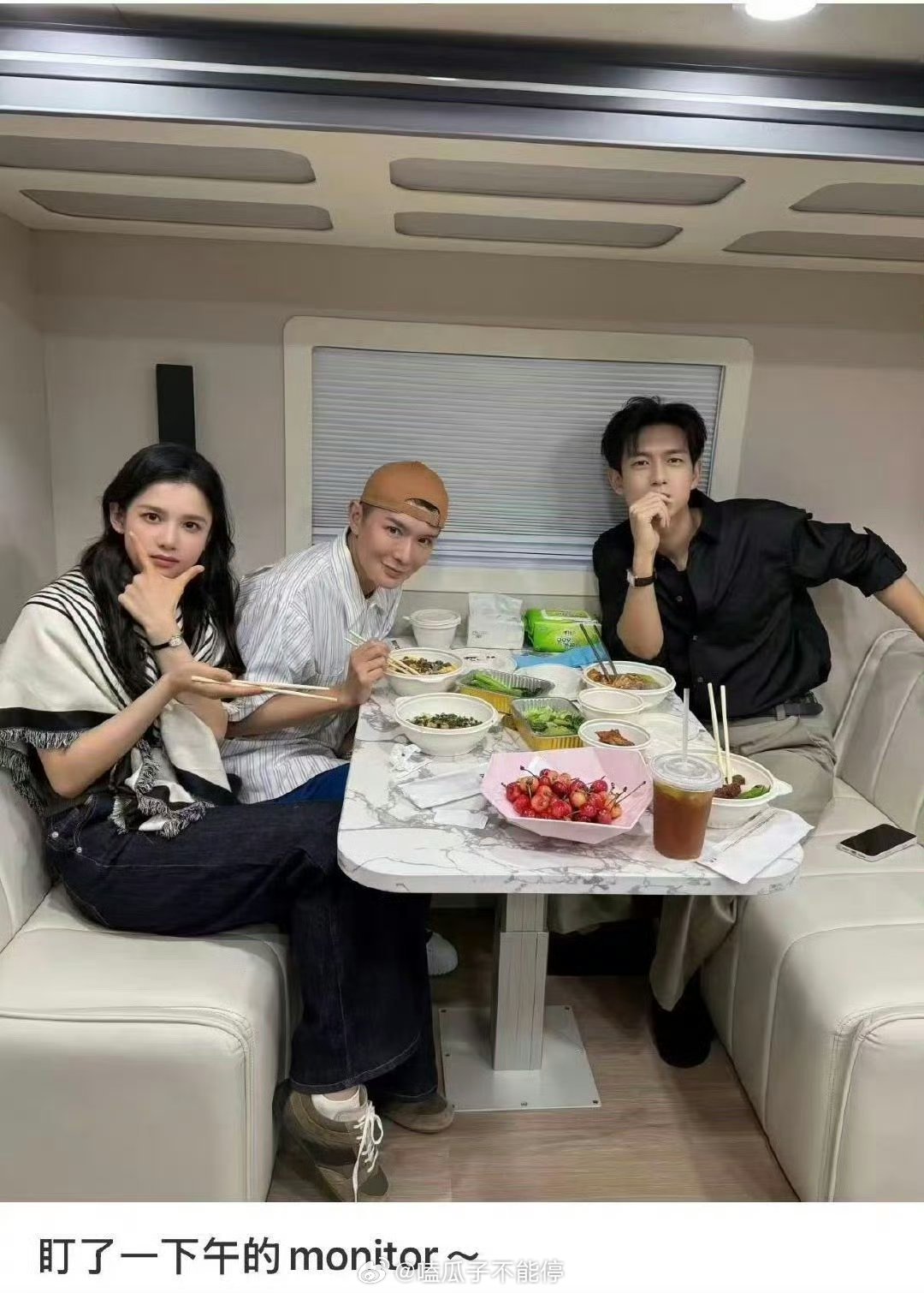 刘冲今天去探班李现、张婧仪了。 