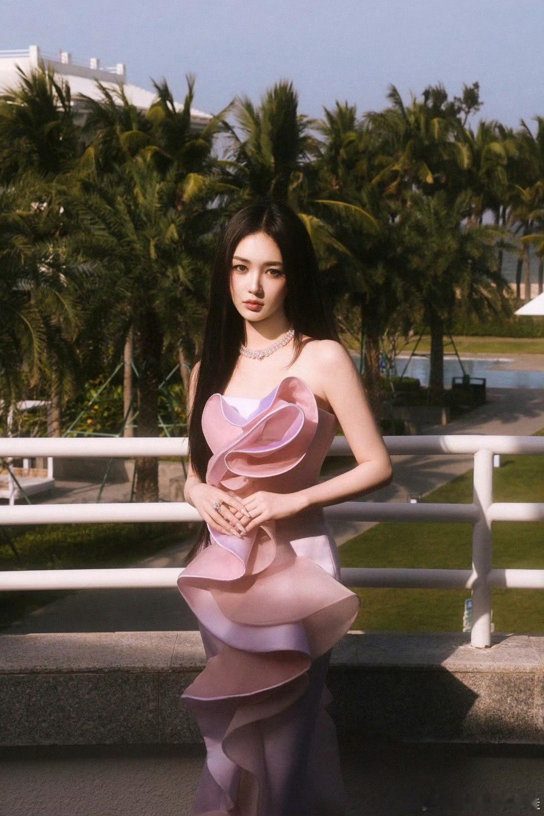 靳梦佳美的我差点没认出 湖南卫视跨年晚会靳梦佳颜值大爆发！温婉大气的妆容和以往风