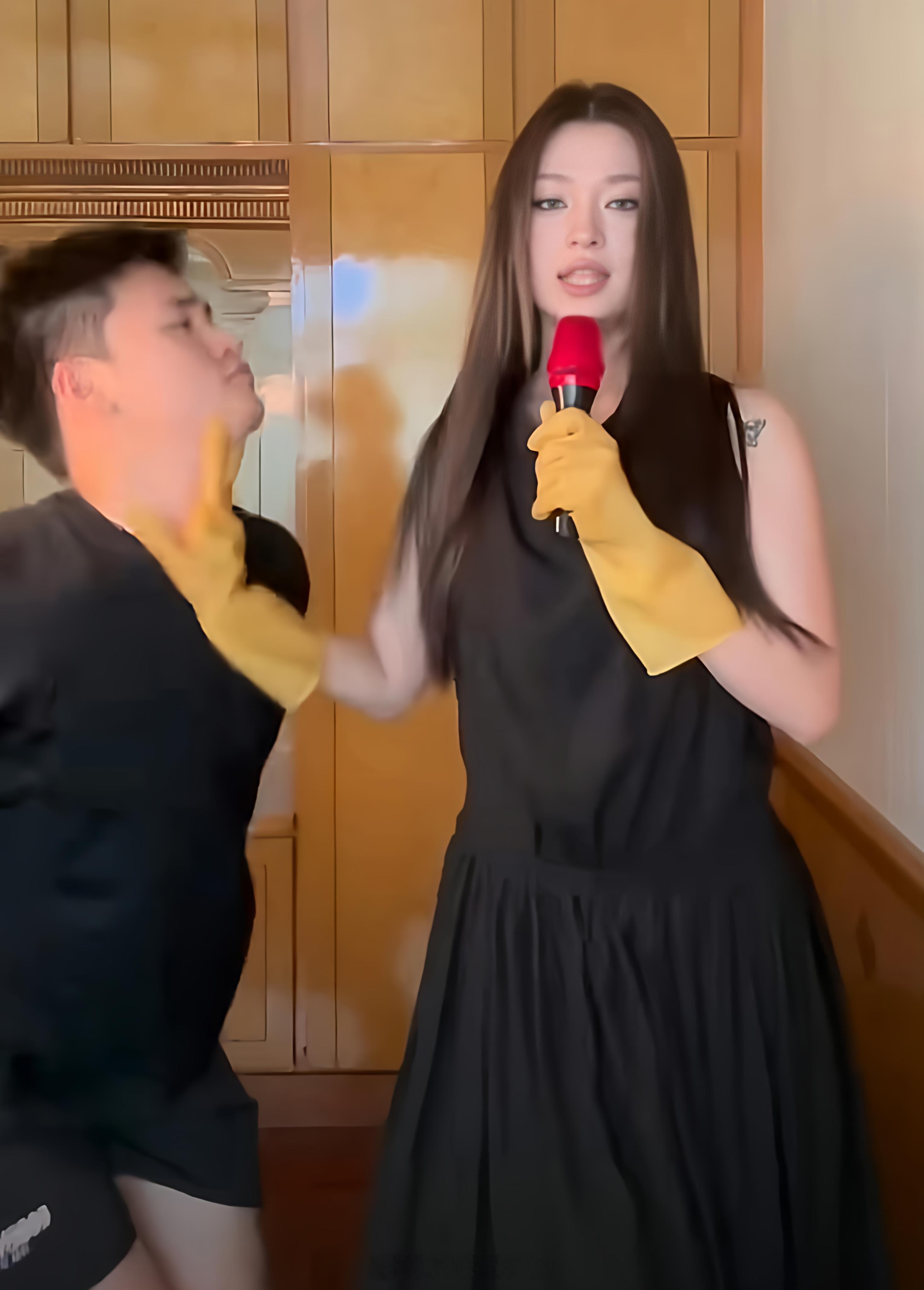 女友长得像单依纯是什么体验该说不说确实很像特别是那个眼神真的和复制粘贴的一样[笑