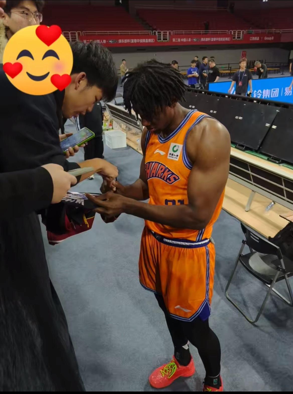 网友拍摄的白边怀特塞德给粉丝签名，现场感受一下这大肌肉💪 cba徐杰受伤