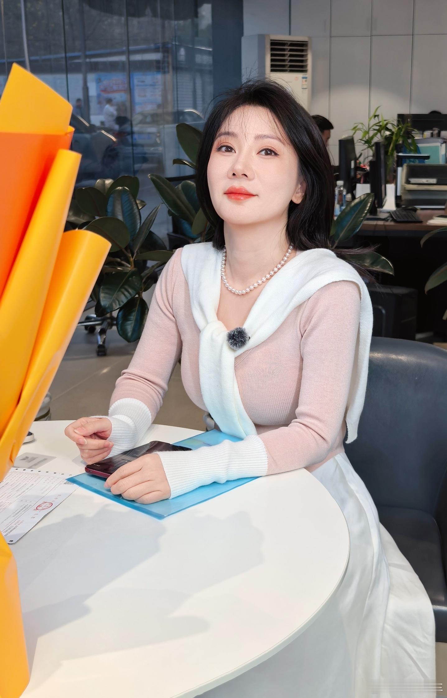 我的东风日产n6开始交付了，交付的时候我的爱车被围观了，他们都说这个车好看我和汽