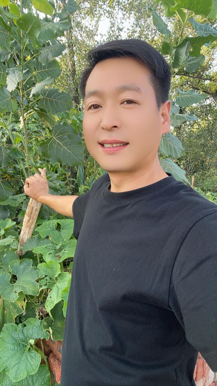 到了这个年纪，苦不能说，你得藏着，累不能说，你得扛着，痛不能说，你得忍...