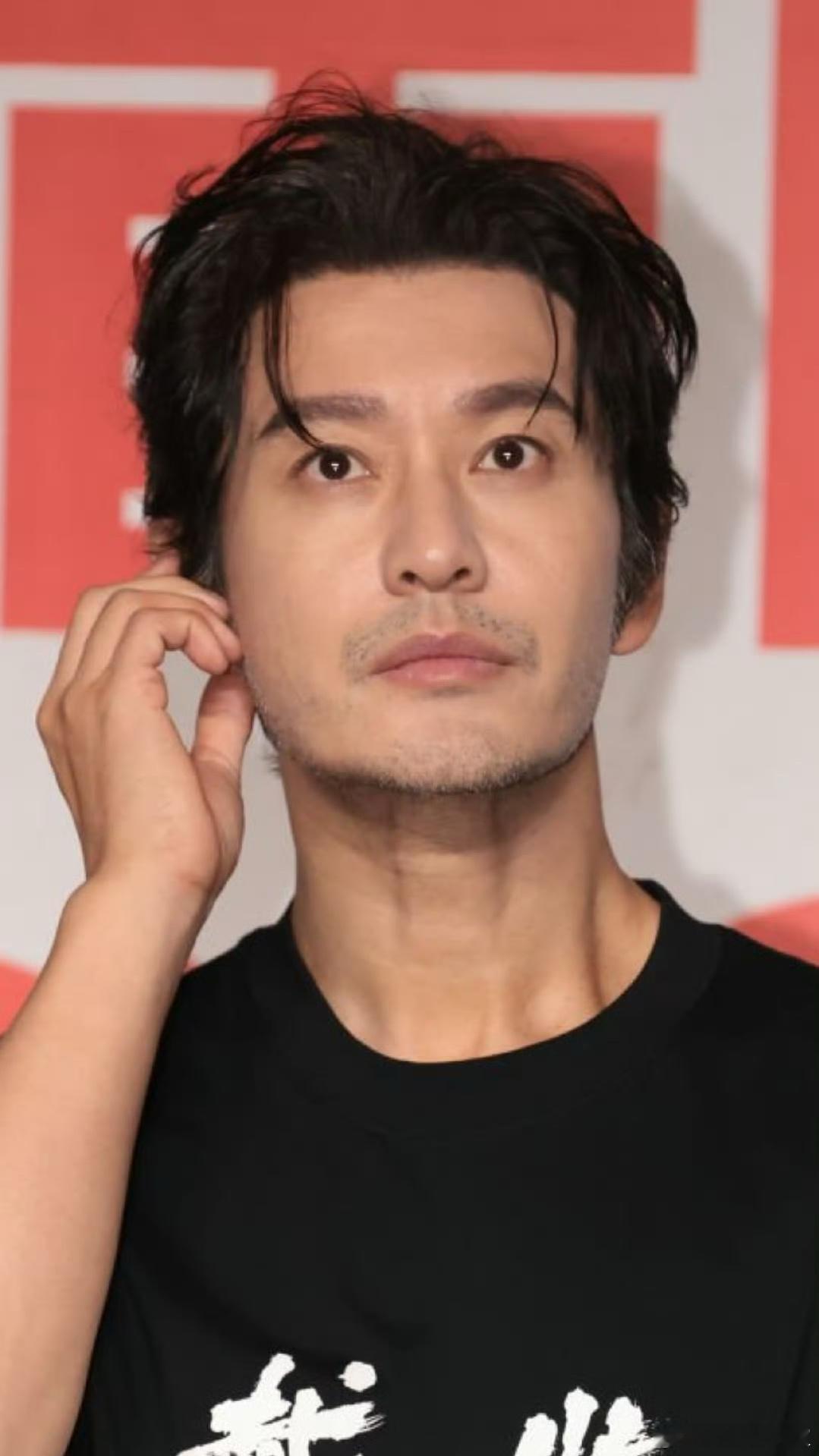 尹正爆料黄晓明杀青状态  今日黄晓明新电影《戴假发的人》上映，票房两百多万、烂评