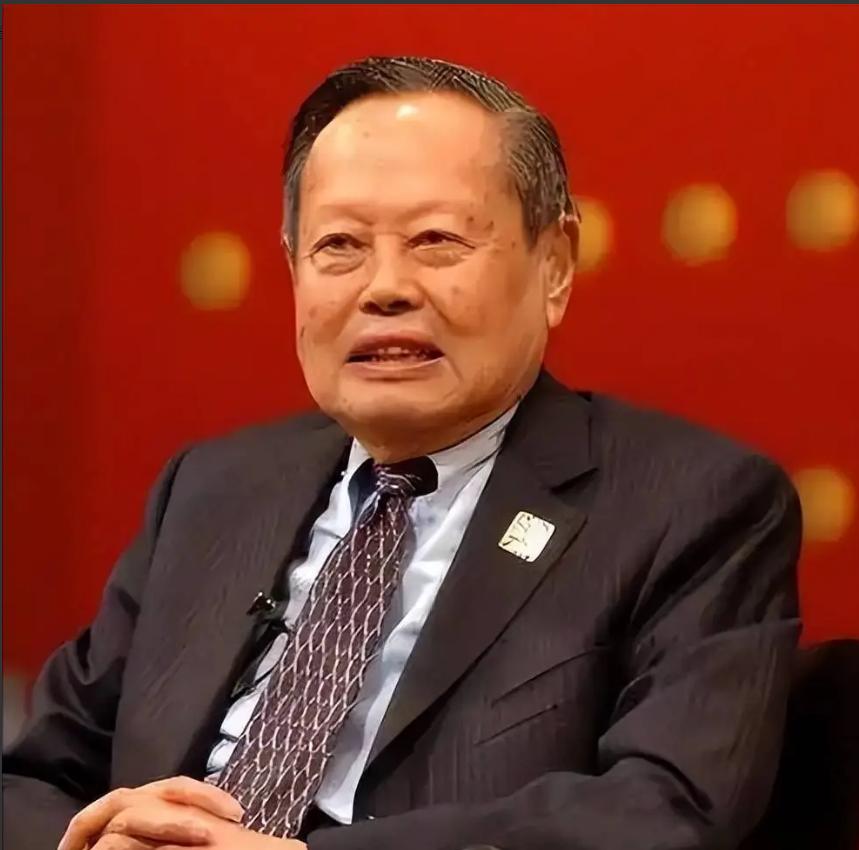 杨老的墓地选在八宝山，其实早有预兆。

八宝山不是随便什么人就能进的地方，195