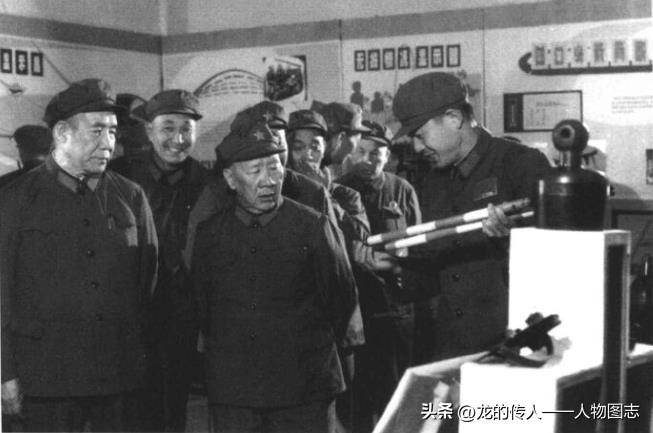 1977 年，李达(左一)在济南军区参加全军训练场地建设、训练器材革新现场会期间