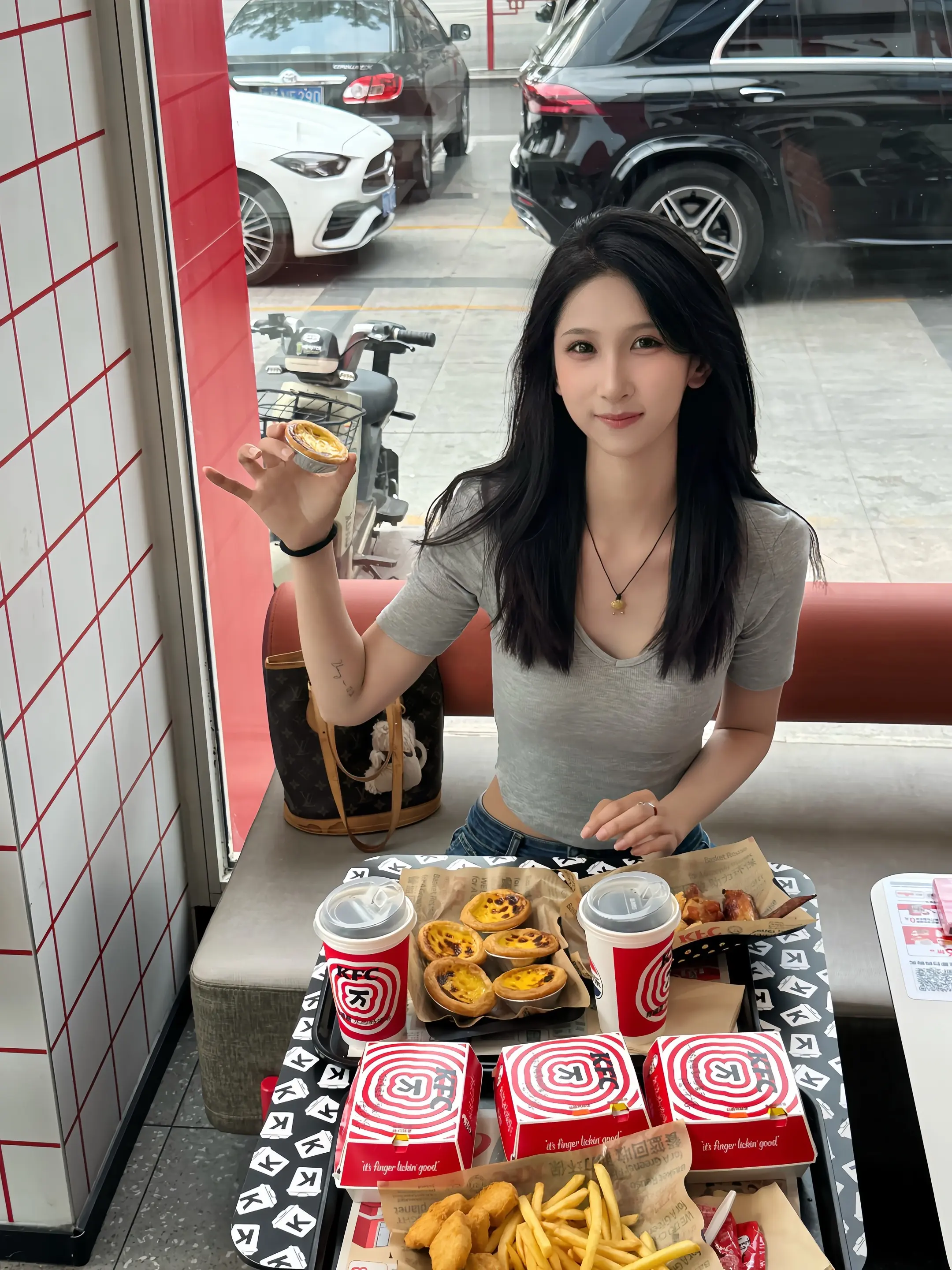 高考出成绩了，好紧张 先奖励自己一顿KFC疯狂星期四吧