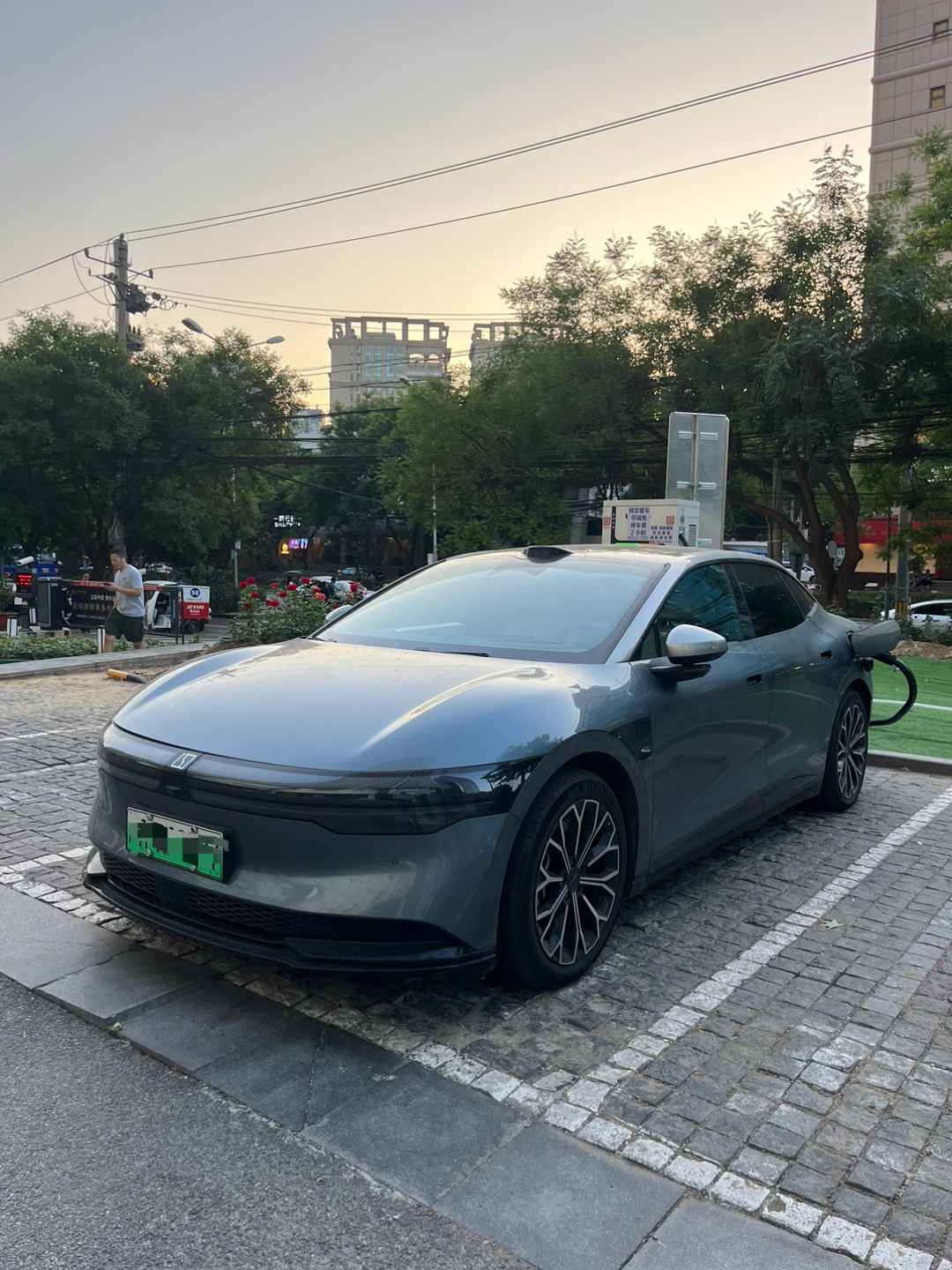 007这车底盘相当不错，跑高速稳稳吸在地上的感觉真的爽，就是这个座椅贼难受，可惜