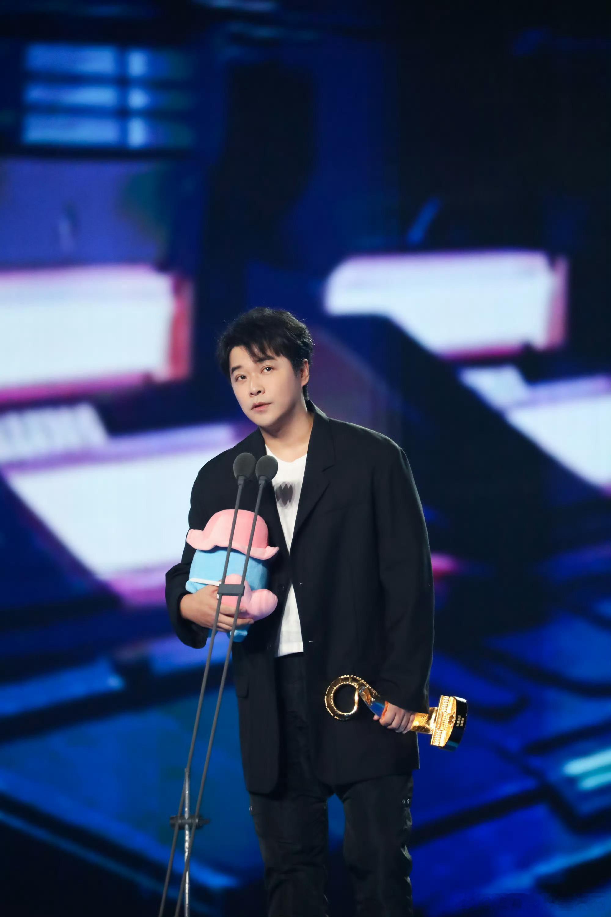 陈思诚获年度导演年度监制双奖 双奖加身，实至名归！中国电影大数据荣誉之夜上，陈思