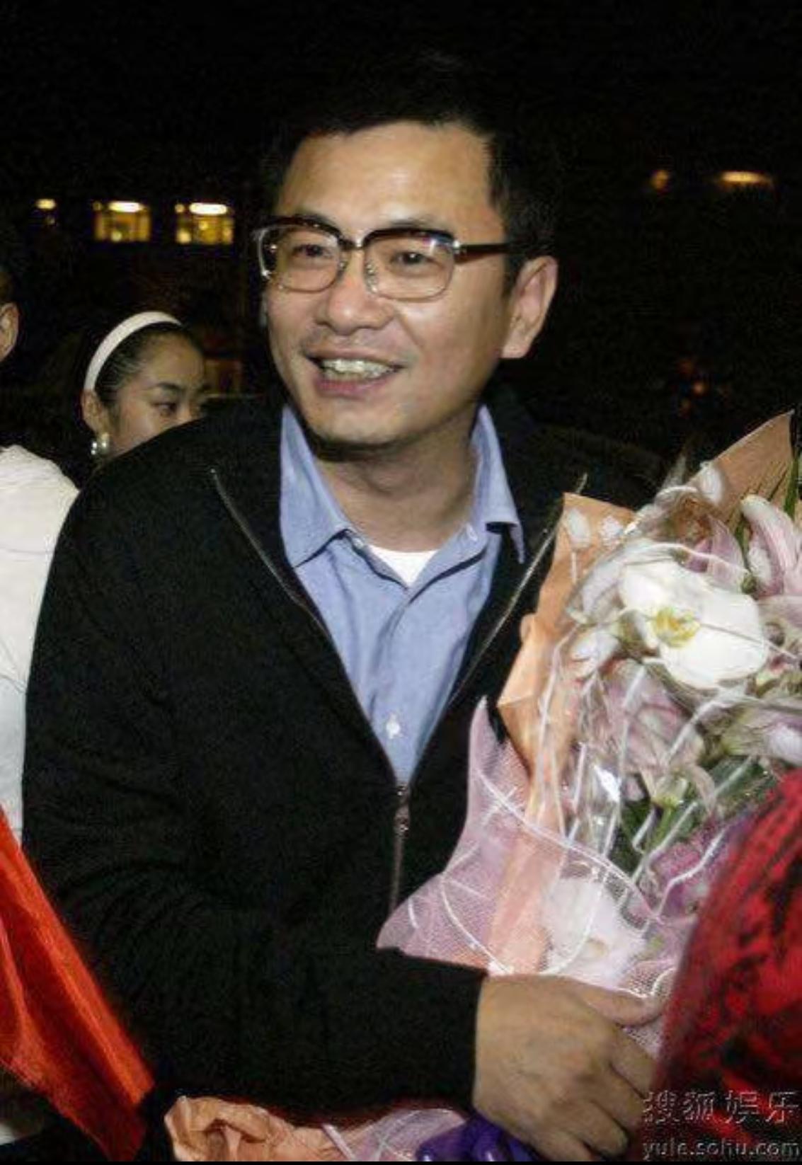 王家卫真是让人搞不懂。

明明眼睛没瞎，长得也不丑，为什么还天天戴着个墨镜？
