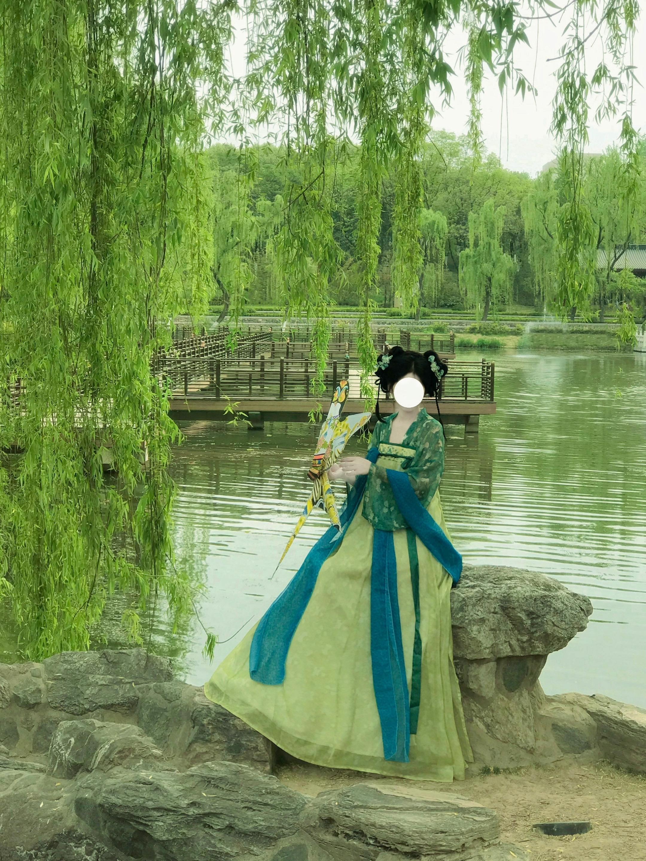 “子期…”此间春色