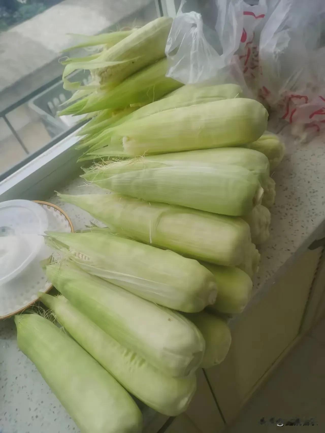  玉米太多了吃不完，要怎么储存？朋友说冻起来比较好吃，不懂是不是？要生冻起来吗？