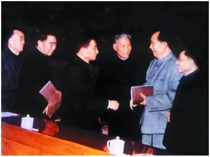 1962年1月11日至2月7日，扩大的中央工作会议在北京举行。此次会议参会人员范