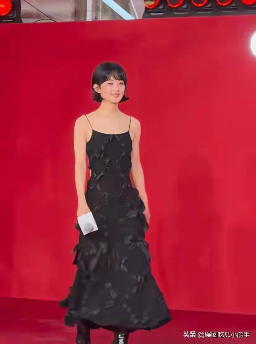 赵丽颖久违出席活动，一头短发身穿黑色吊带裙，依然很有少女感 