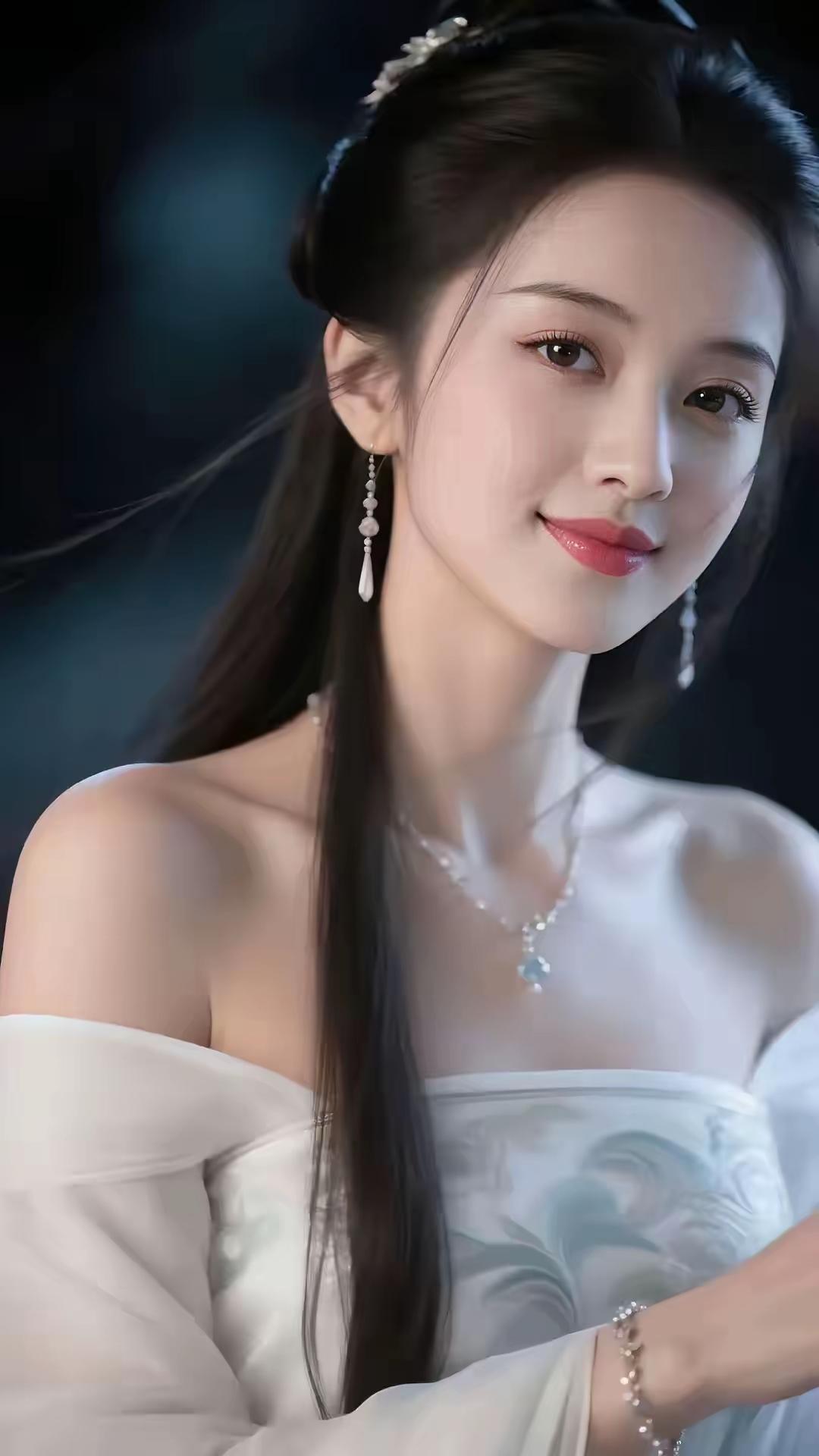 她肤若凝脂，眉蹙远山，眸横秋水，顾盼间星河摇落。笑语如花，一颦一笑尽显温婉之美。