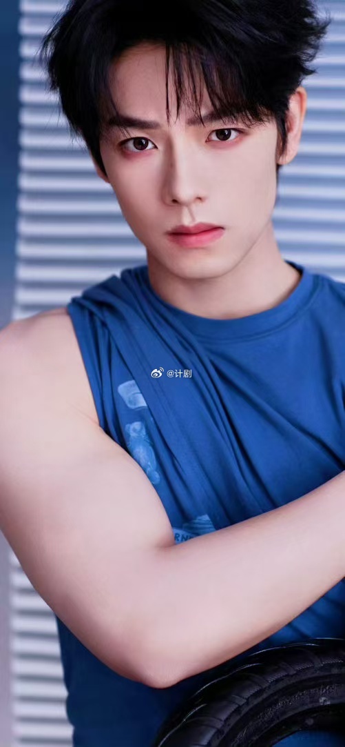 曾辉A爆了 曾辉这次亮相太有冲击力了，整个人散发着一种沉稳又凌厉的气场。不是刻意