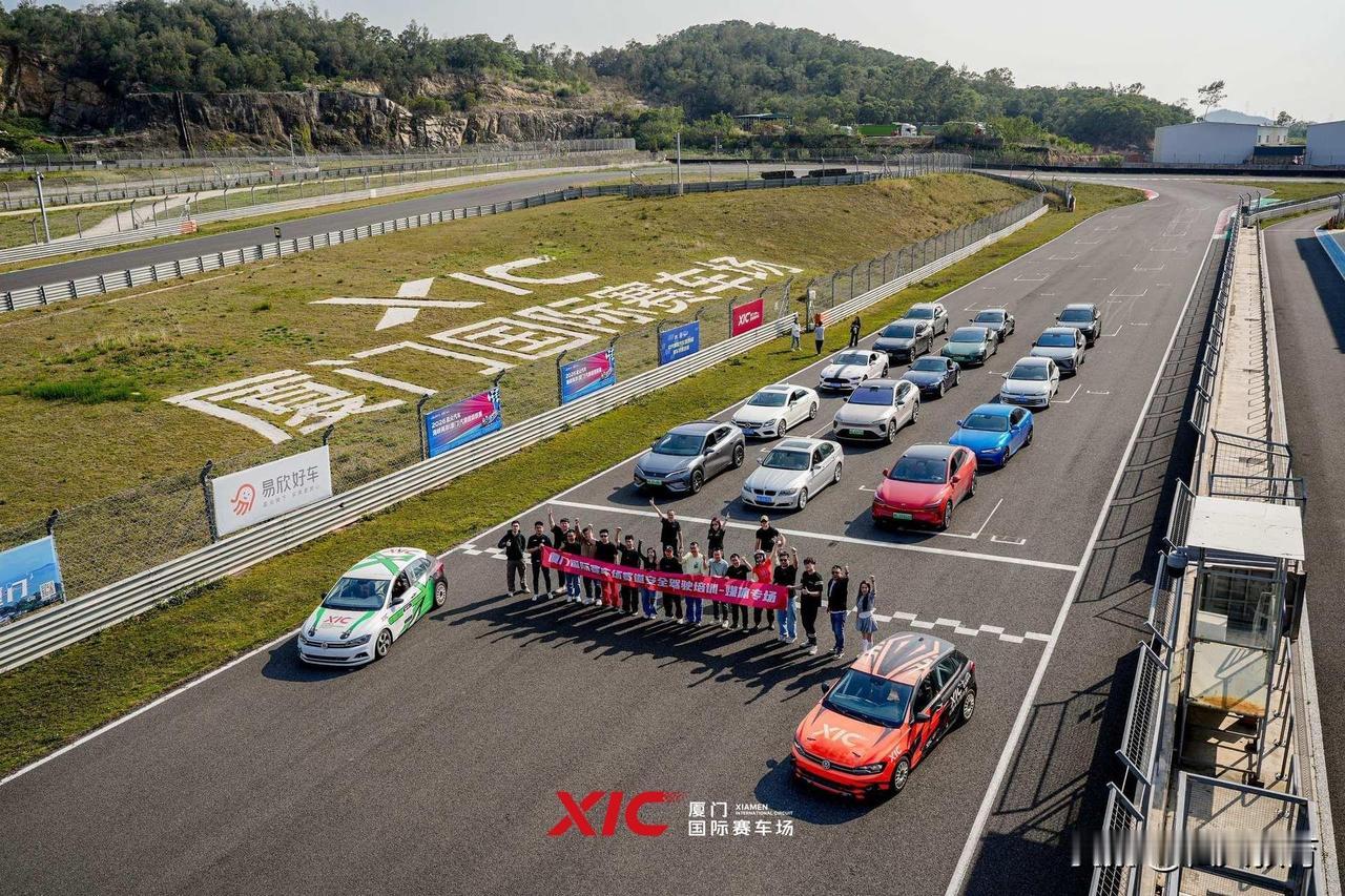 厦门国际赛车场，有多少厦门家长去过？如果带孩子到这里遛弯估计娃会开心死了。每一个