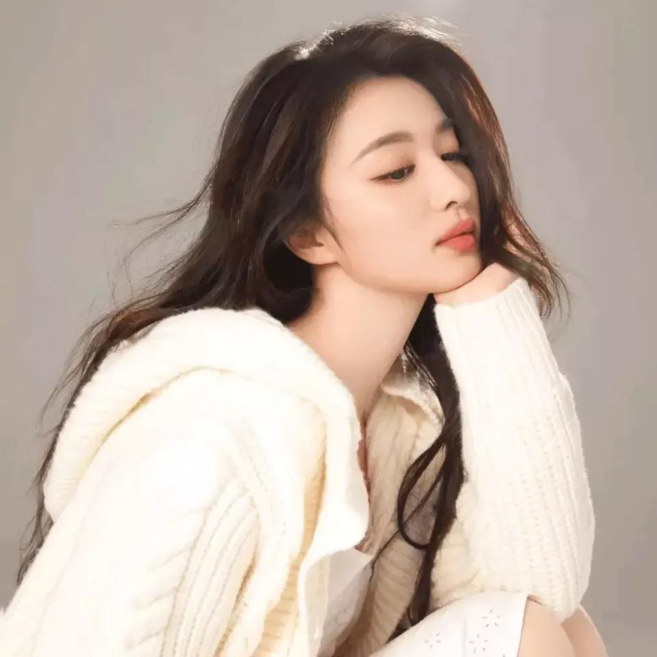 温暖冬日，毛衣的温柔拥抱温柔毛衣照 温柔穿搭毛衣 温柔毛衣风 软软糯糯毛衣 温柔