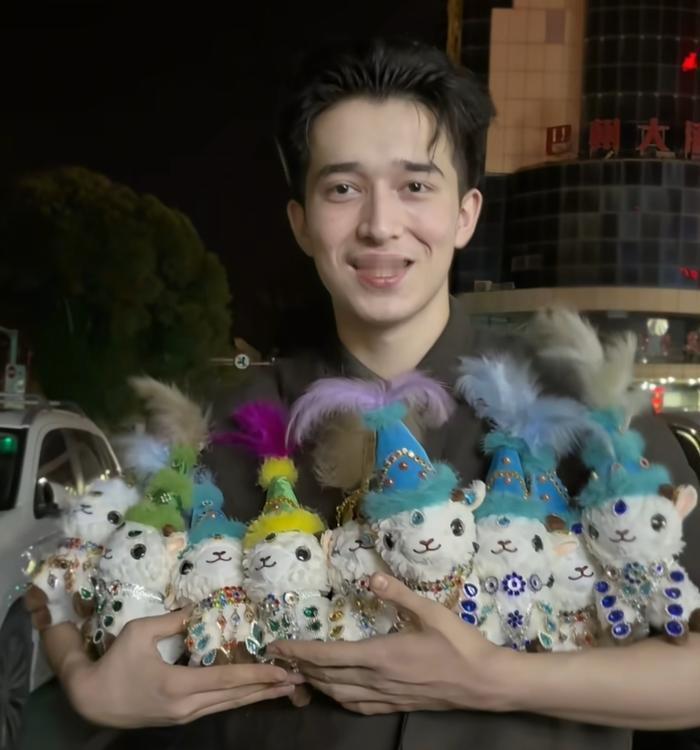 如今，网络的力量着实不容小觑，一个人便能带“火”一条街，乃至一座城！
     
