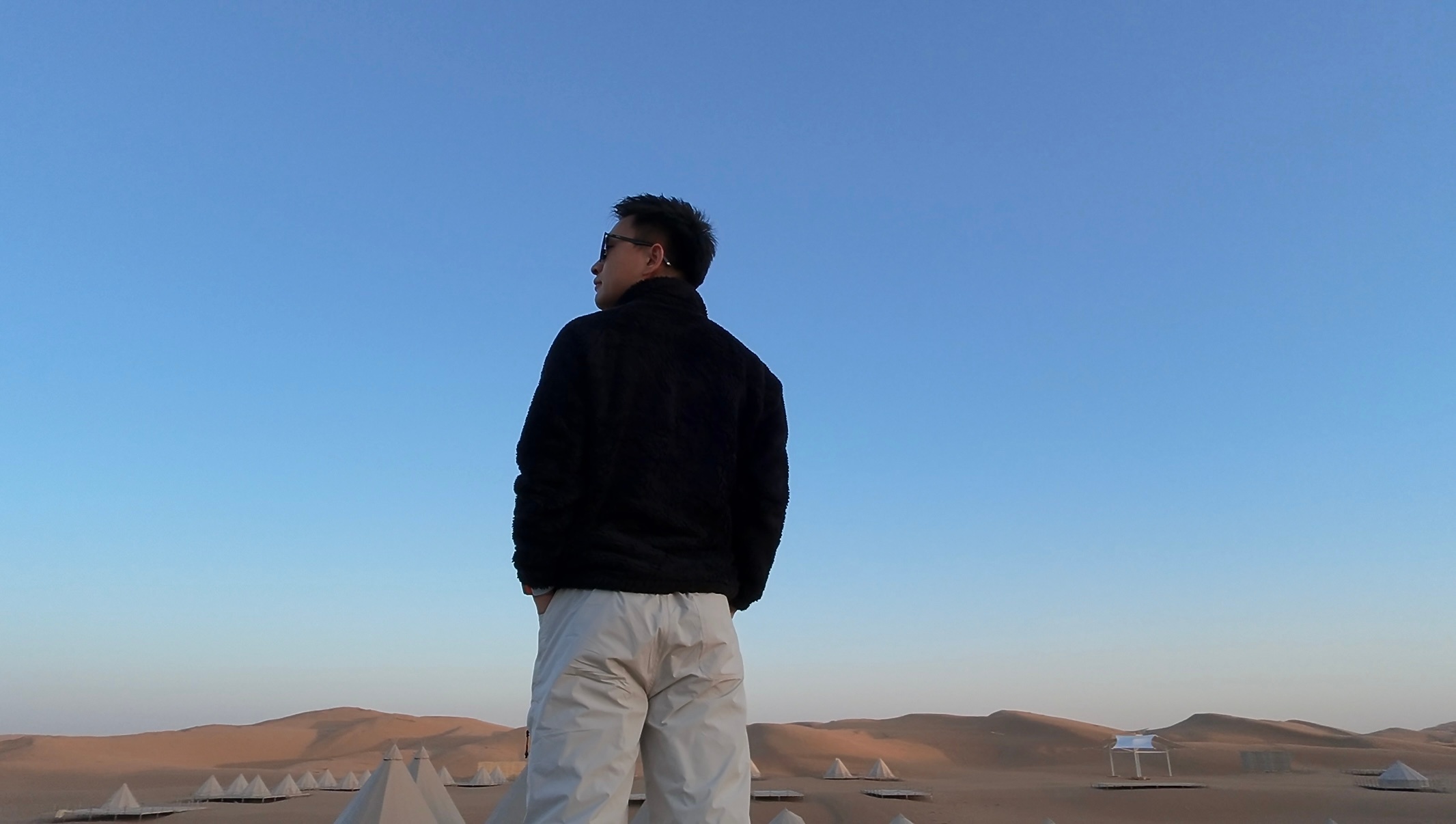 早啊，兄弟们！沙漠里没有健身房，也没有楼梯，这两天咱的锻炼项目改为户外爬沙丘了