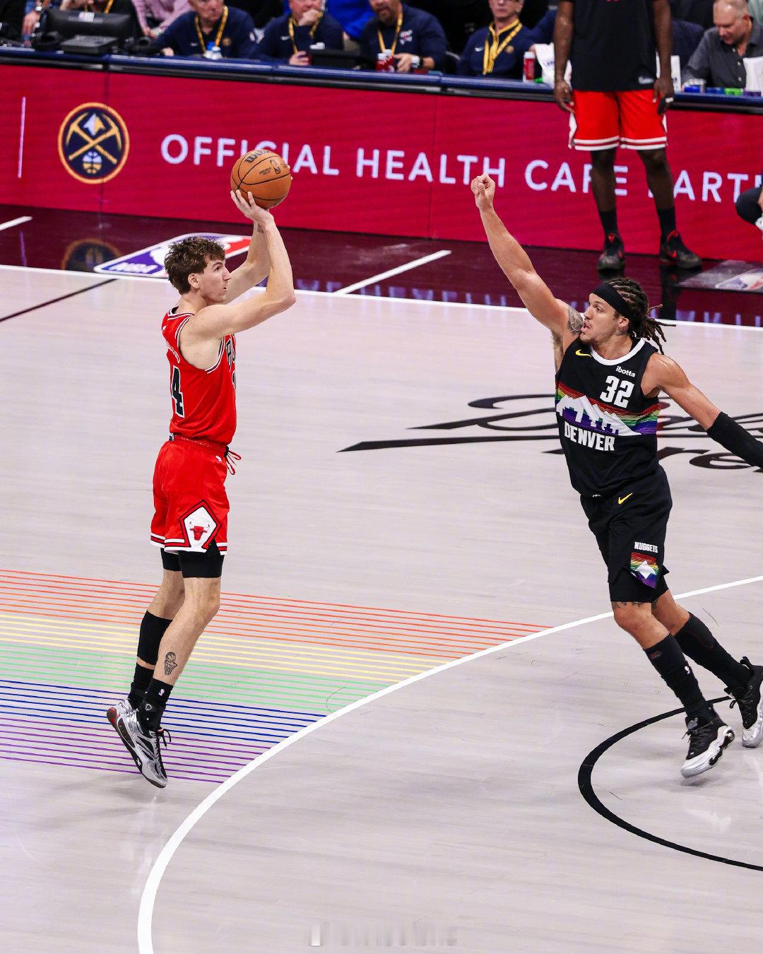 比赛进入关键时刻 为我牛加油目前比分 公牛 118-117 掘金  cr：芝加哥