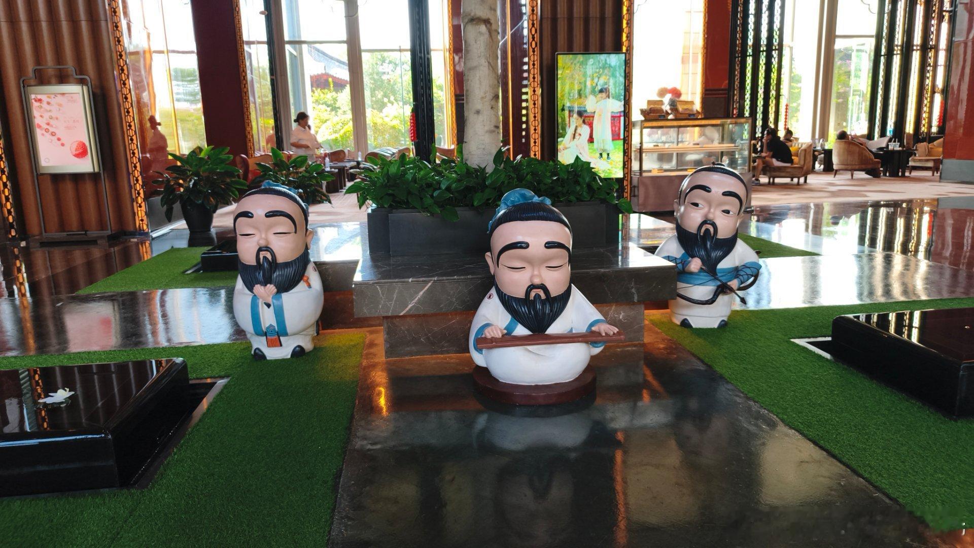 到曲阜第一件事就是和白宁的福特bronco烈马 汇合，带它去洗了个澡，黑色车加电