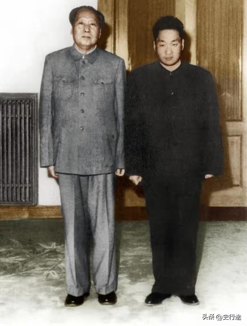 1962年父子合影，毛主席坦言：我最怕见到他
 
一张平静的合影，藏着伟人最深的