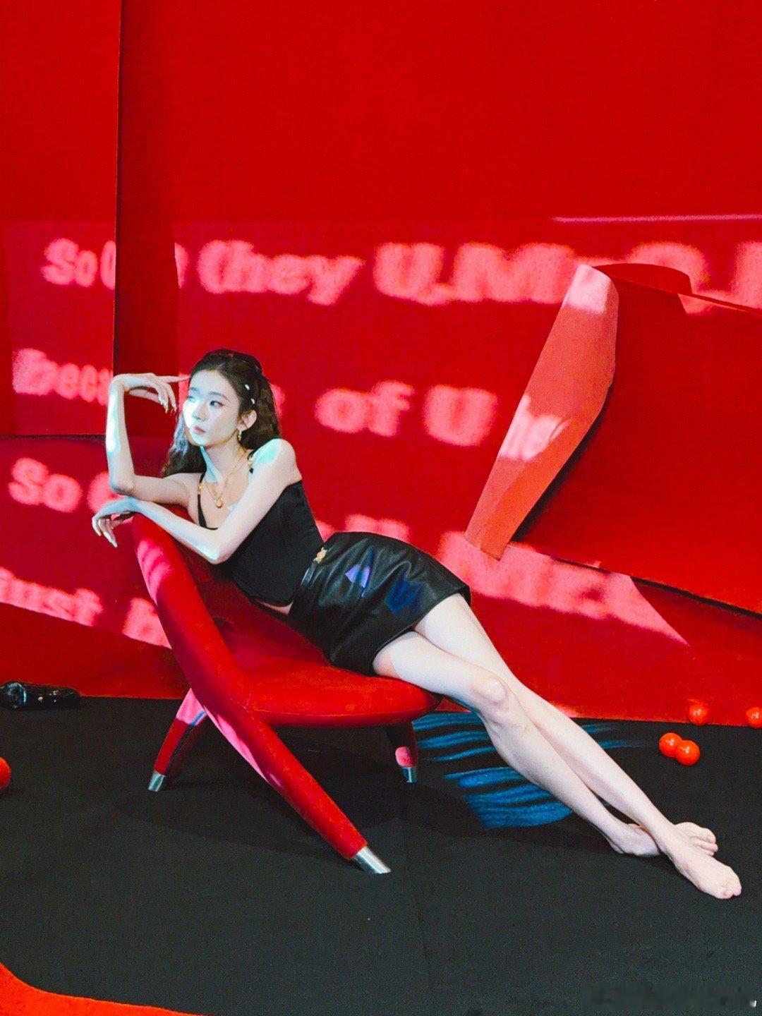 张艺凡也在陪张峻豪胡闹台上甜酷辣妹，台下“纵容”姐姐！张艺凡陪张峻豪延续舞台🤫