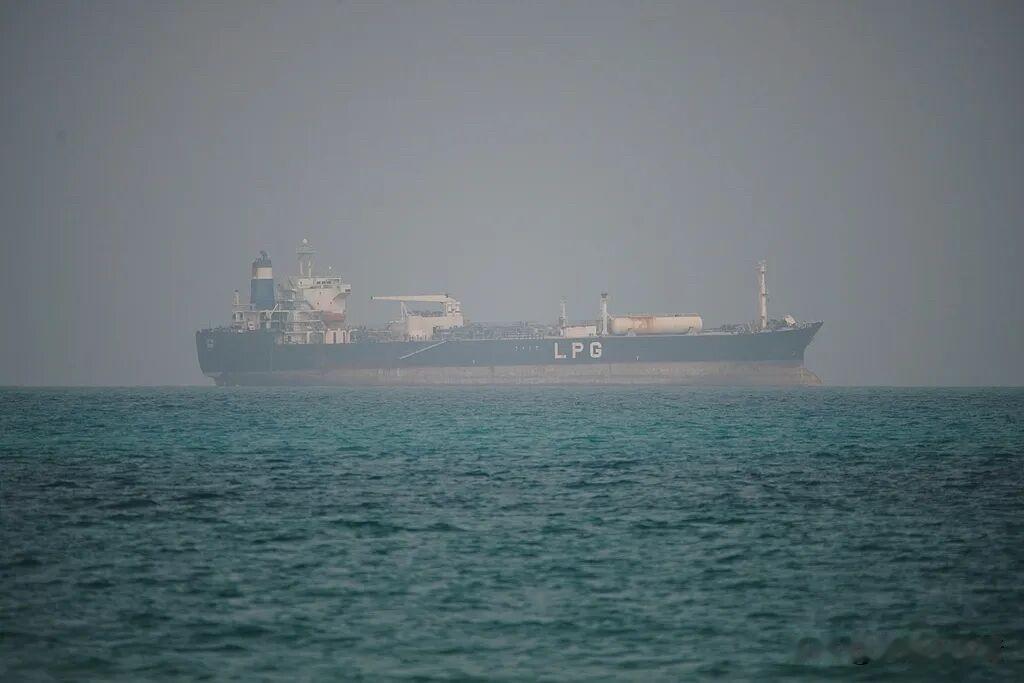 无可奈何的特朗普寻求帮助支持
伊朗海军此前已对“林肯”号航空母舰发动了7次导弹打