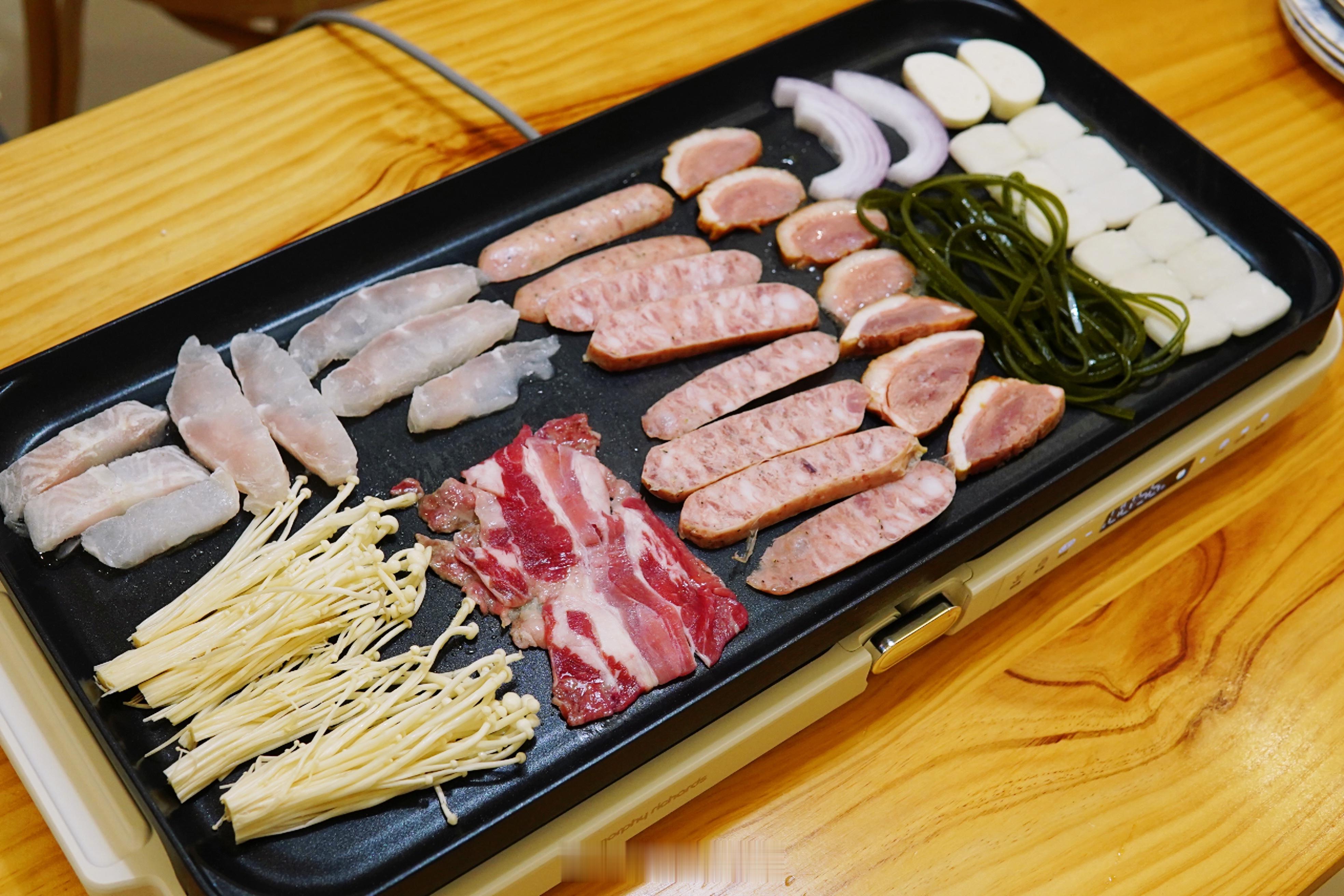 雾灵山回来就是一顿小烧烤。路上点了现成的烧烤食材，回家拿出嗨吃盘摆满就开吃。这大