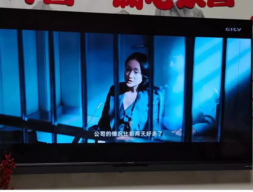 她本来可以做一个普普通通的小职员，有自己的追求者，过正常的生活。可是就因为另一个