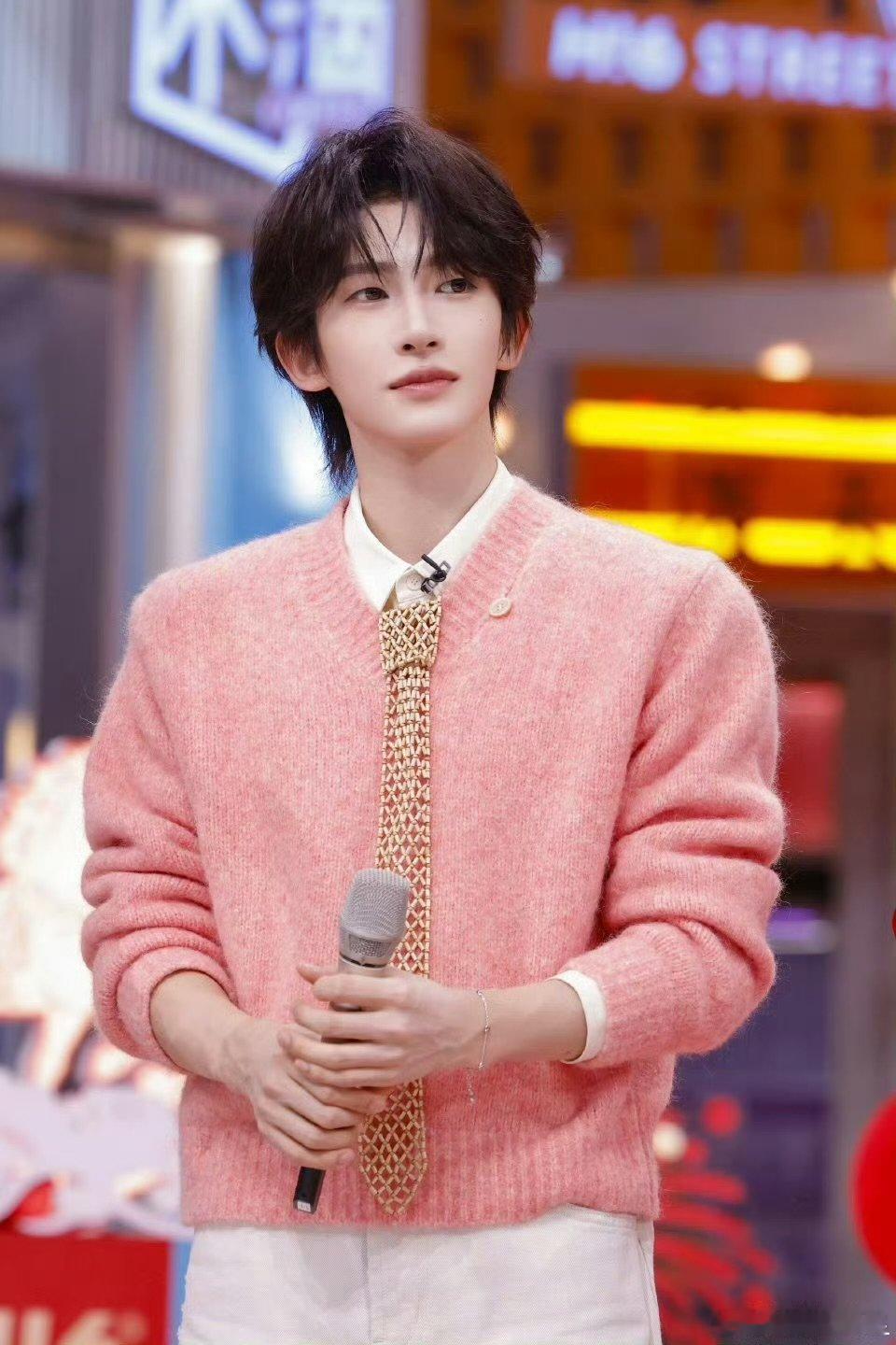 李一桐刘宇新年领舞直拍 活力开跳迎新年，默契同框超养眼，快乐值直接拉满！你好星期