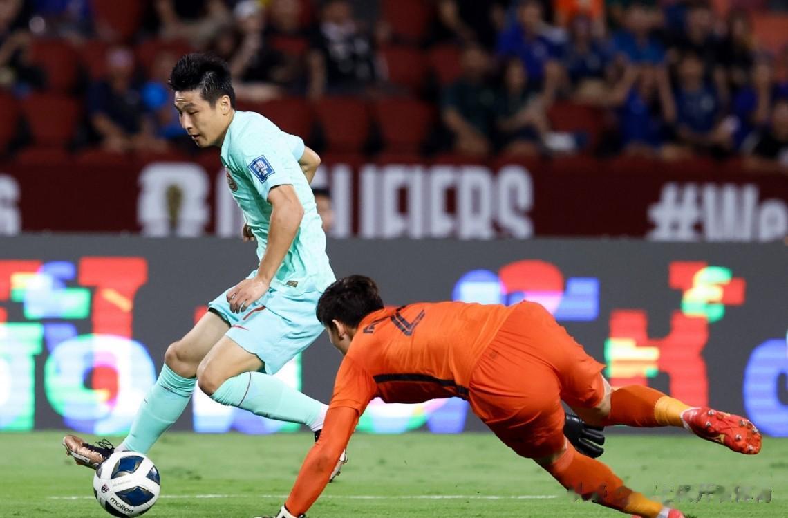 2-1！除了进球，武磊一无是处，扬科维奇神换人，国足逆转泰国！
在中国男足和泰国