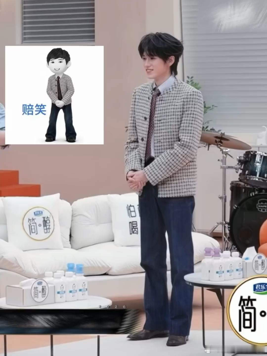 宋亚轩宋亚轩怎么和赔笑表情包一模一样神态站姿简直完美复刻同款表情包，表面乖巧温和