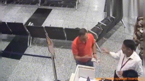 印军中校因行李超重暴打4名航司员工，一人脊柱被打折，网友嘲讽：没了霹雳-15威胁