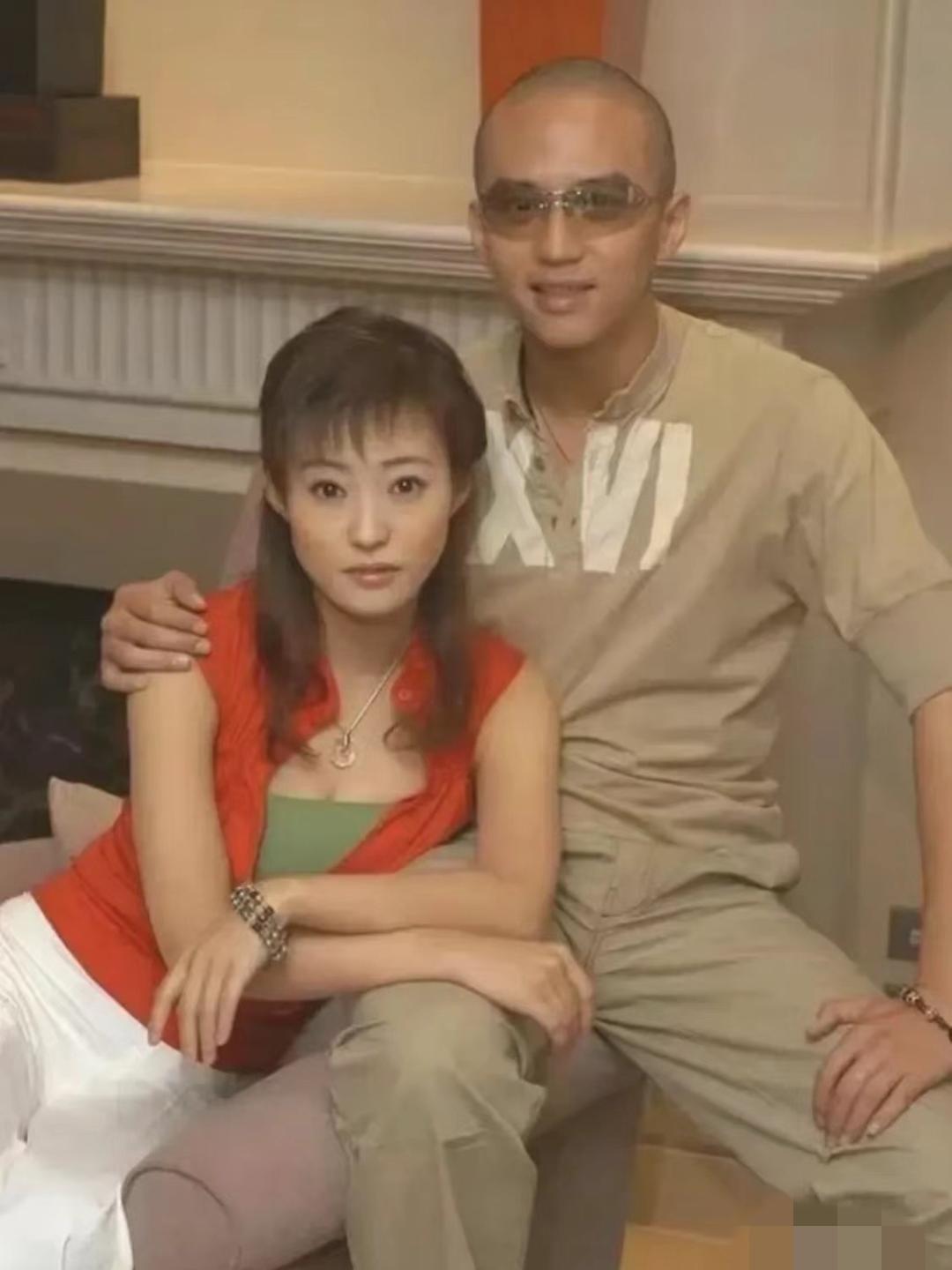 20年前邓超和郝蕾的一张合影，那时的郝蕾身材真好，面部清秀可爱，挺喜欢郝蕾的。
