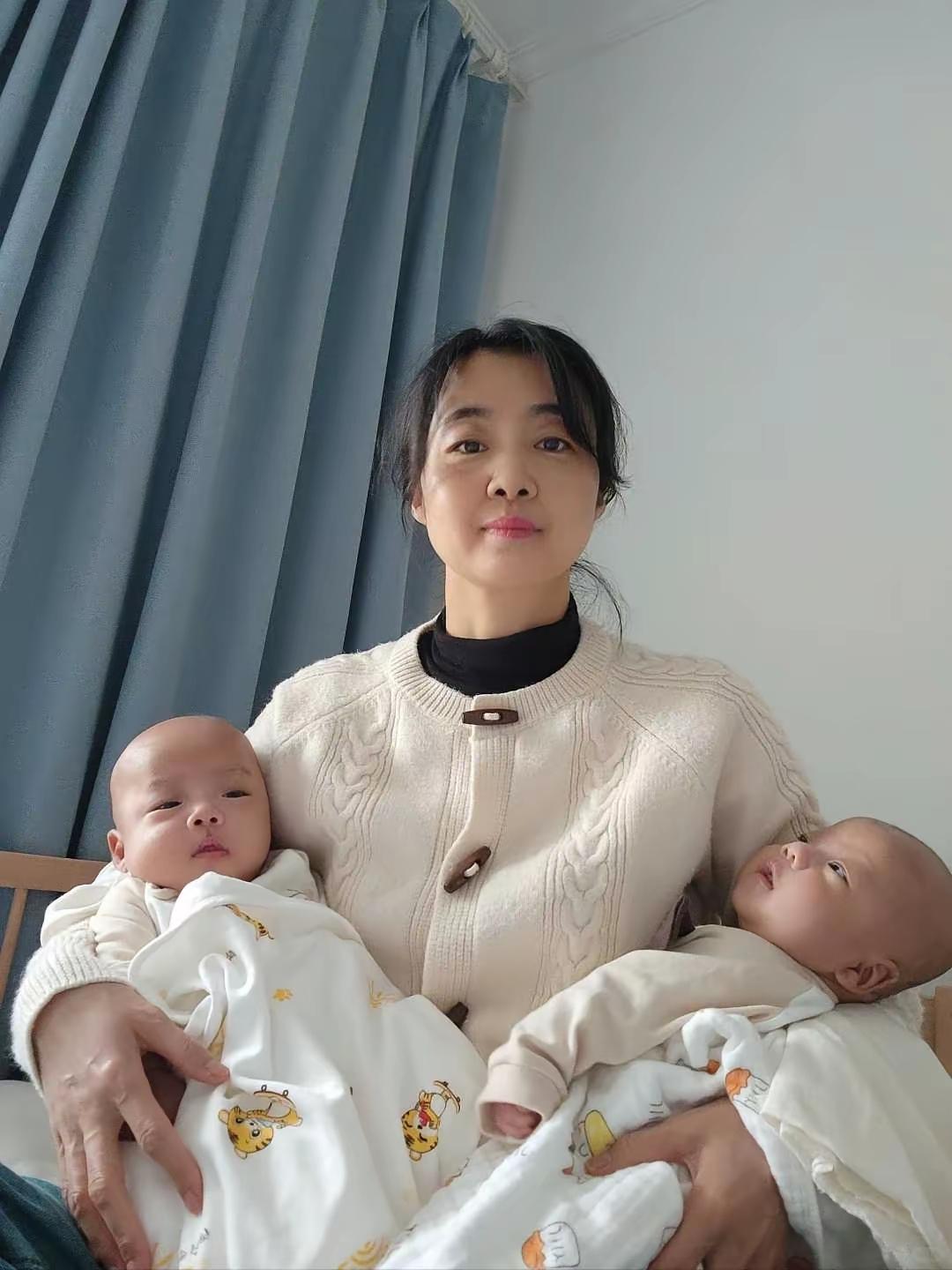 二婚，42岁，喜提双胞胎，左拥右抱，幸福的味道。从画面看两个都是男宝宝。