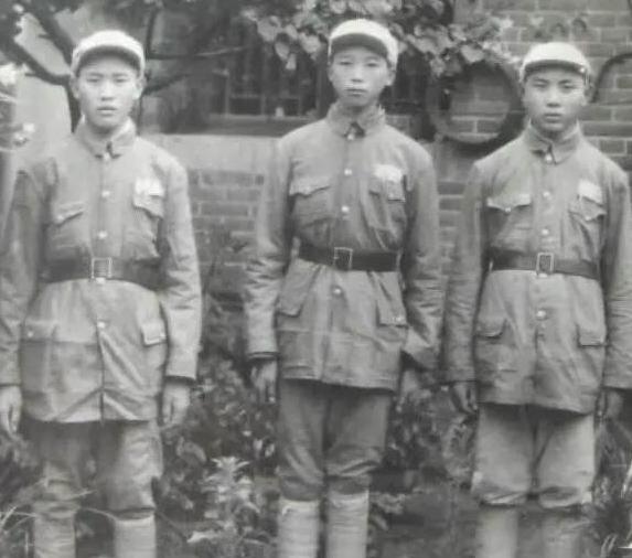 1950年，山东剿匪期间，战士张文凯在路上救了一个十三四岁的小姑娘，谁知道休息的