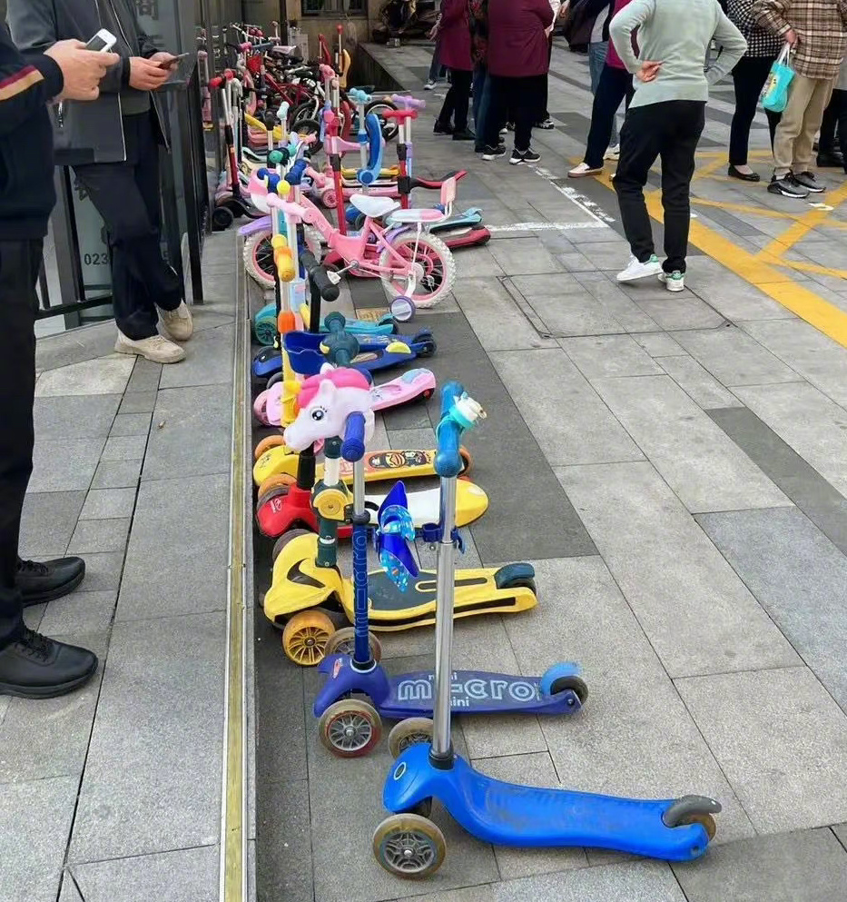 幼儿园停车位也很紧张 ​​​