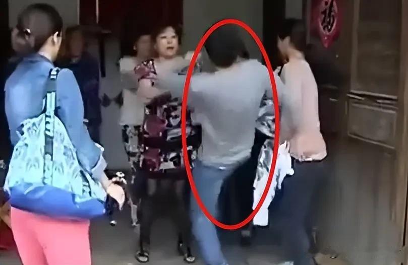 一桩轰动网络的家庭纠纷再度生出波澜，亲属反目、拳脚相向的场面，让围观群众唏嘘不已
