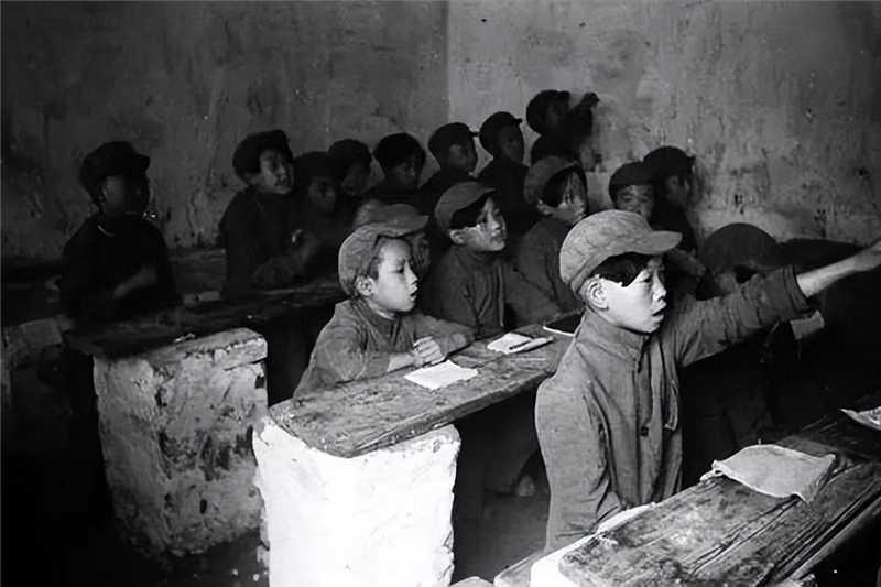 1980年的一天，北方某地农村小学的教室里，传来了学生们的朗朗读书声，而这一幕恰