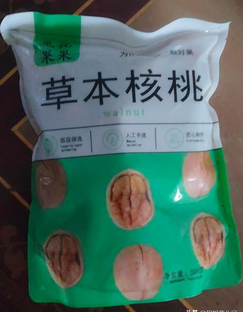 我偷吃了妈妈的“毒”核桃。
不是开玩笑。
她最近迷上一种叫“草本核桃”的东西，外